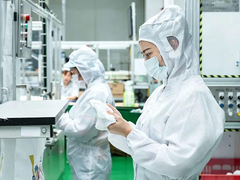 Manual inspection at Molyaré - hygiene product OEM manufacturer with 17,000㎡ core facility